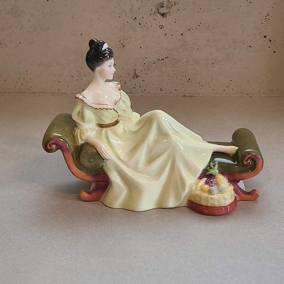 Royal Doulton Porcelain Figurine ~ “At Ease” ~ HN 2473 - Picture 2 of 13